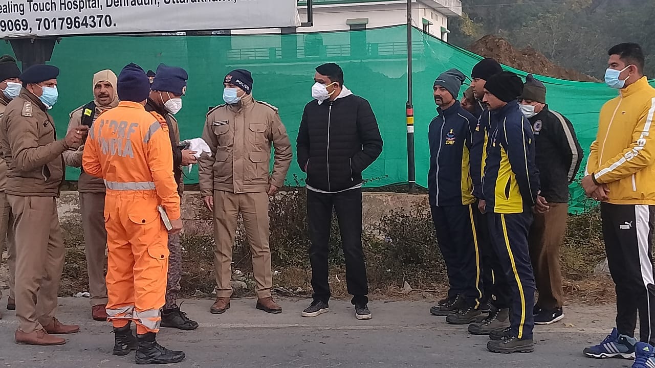 Dehradun News chlorine Gas leakage from cylinder kept in empty plot in Jhajra Many People Hospitalized Photos