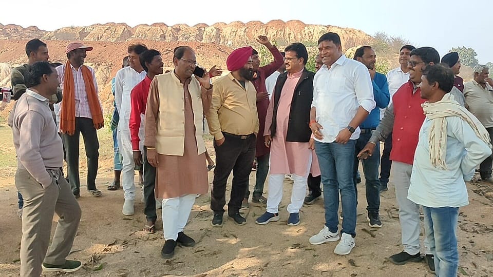 MLA Atal Srivastava supported strike of villagers demanding construction of under bridge in Gaurela Pendra Mar