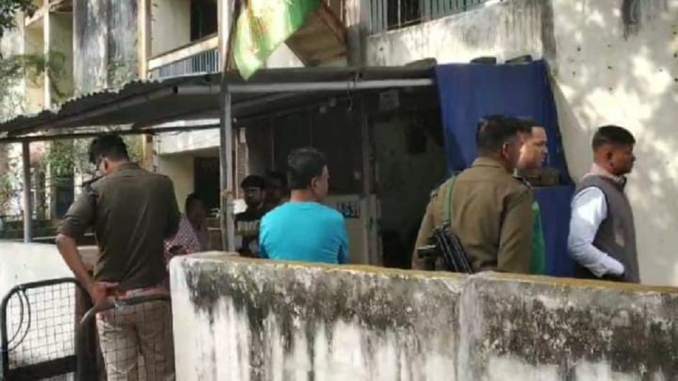 Theft worth lakhs took place in a teacher house goods worth lakhs including jewelery and cash were found