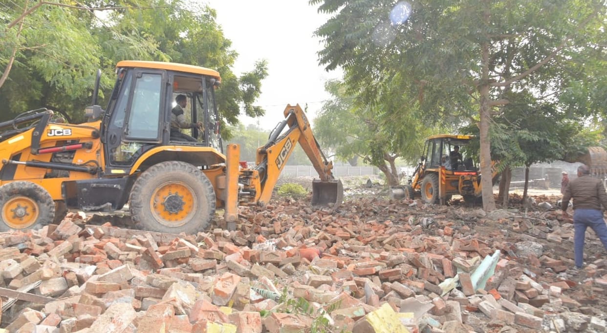 Bulldozer operated in Sujatganj, land worth Rs. 7.5 crores evacuated, construction of pre-cast boundary starte