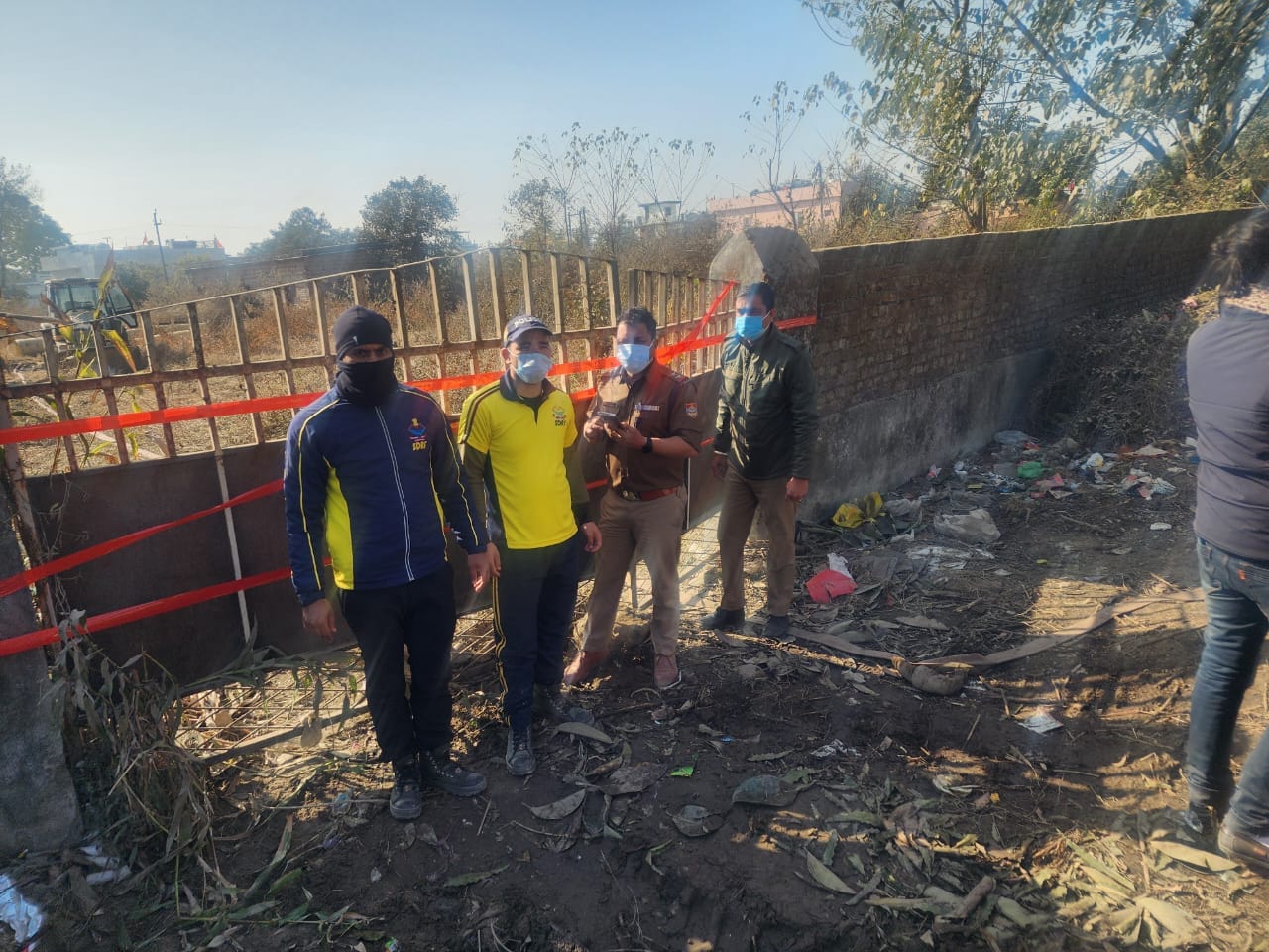 Dehradun News chlorine Gas leakage from cylinder kept in empty plot in Jhajra Many People Hospitalized Photos