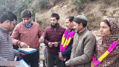 शीतल देवी को अर्जुन अवॉर्ज मिलने की खुशी में परिजनों को सम्मानित करते हुए