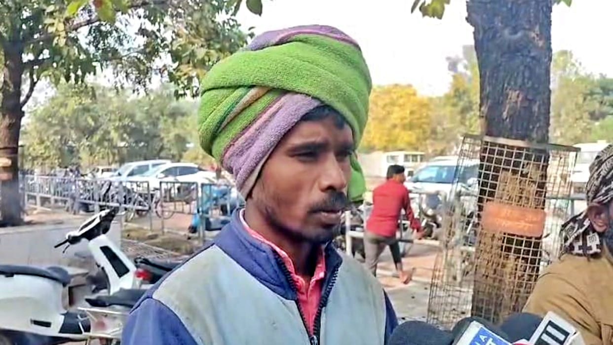 MP News Ghooman Singh Gond resident of Panda village in Damoh wants to meet PM Modi