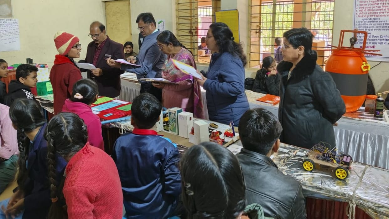 Ujjain News Students from four districts made models in the Inspire Award exhibition
