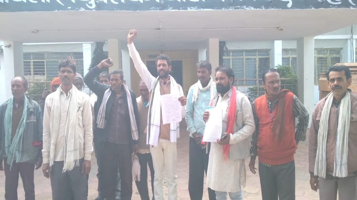 Damoh Villagers says land of our village is being given to sugar mill of a businessman of Narsinghpur