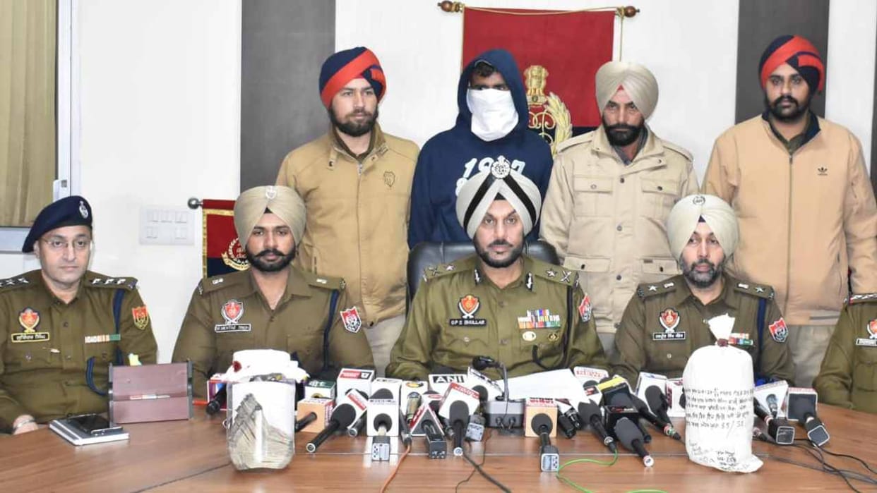 One arrested with heroin and drug money worth three lakhs
