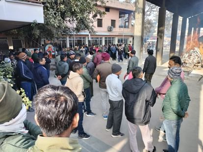 Haridwar: रेंजर समेत चारों मृतकों का हरिद्वार में हुआ अंतिम संस्कार, नम आंखों से दी अंतिम विदाई Rishikesh Chilla road accident Four Including ranger Funeral Held in Haridwar