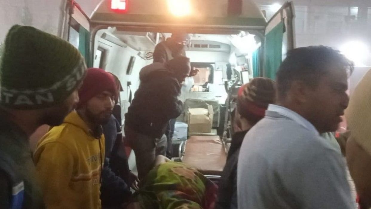 Rajasthan News: Tempo-tracks collided with a tree due to fog, 14 injured, were going from Khatu to Salasar