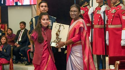 Lok Sabha Election: चुनाव आयोग ने पैरा तीरंदाज शीतल देवी को PwD राष्ट्रीय आइकन किया नामित Election commission Name Para archer Arjuna Awardee Sheetal Devi as PwD National Icon