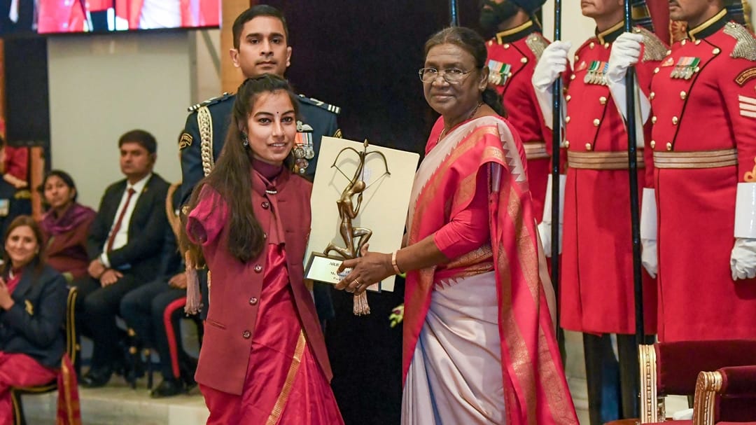 para archer Sheetal Devi received Arjuna Award from President Droupadi Murmu