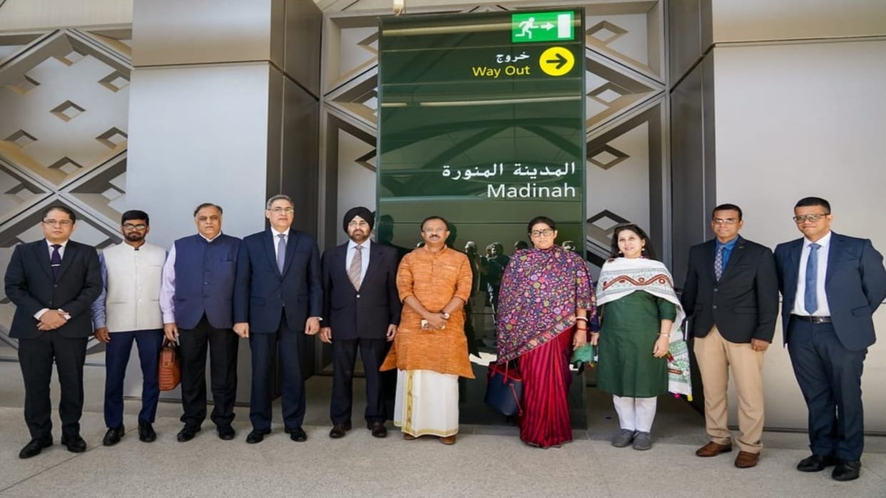 Saudi Arabia Smriti Irani visited Madinah, met Indian volunteers and pilgrims on Umrah