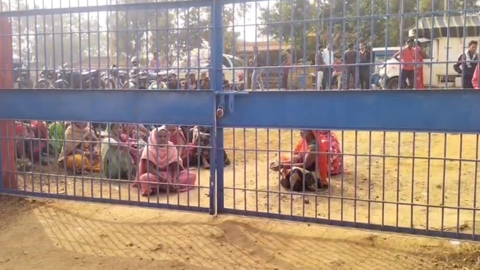 Farmers protest at the paddy procurement center accused the incharge of misbehavior in Korba