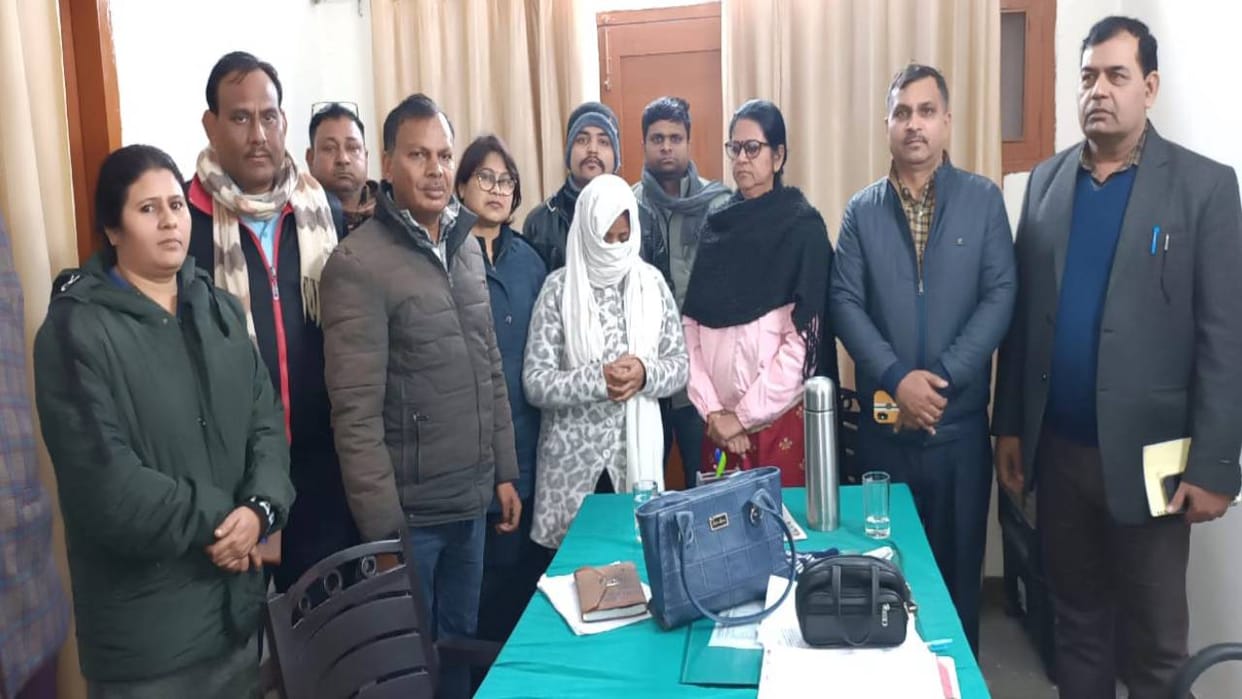Vigilance team caught accountant red-handed taking bribe in Agra