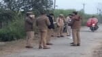 वारदात के बाद पीड़ितों से पूछताछ करते पुलिस अधिकारी।