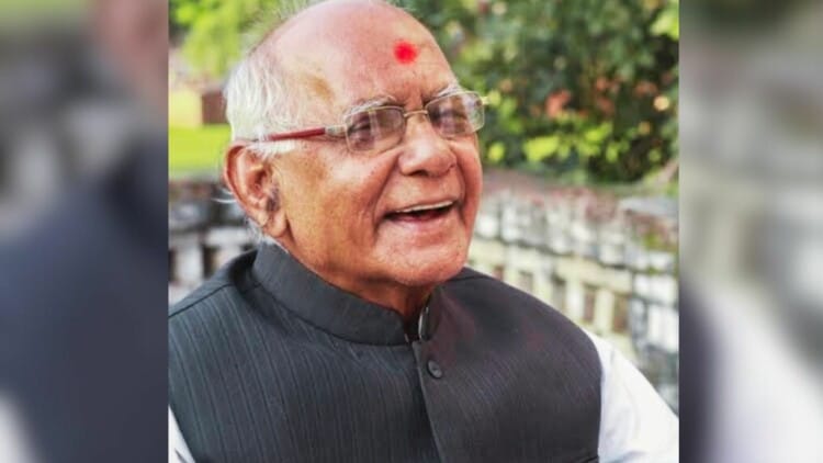 UP: साहित्यकार पं. हरिराम द्विवेदी पंचतत्व में हुए विलीन, अंतिम यात्रा में उमड़े लोग; पीएम ने दी श्रद्धांजलि