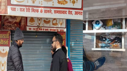 thieves stole cash and jewelery worth lakhs from jewelers shop In Agra incident was captured on CCTV