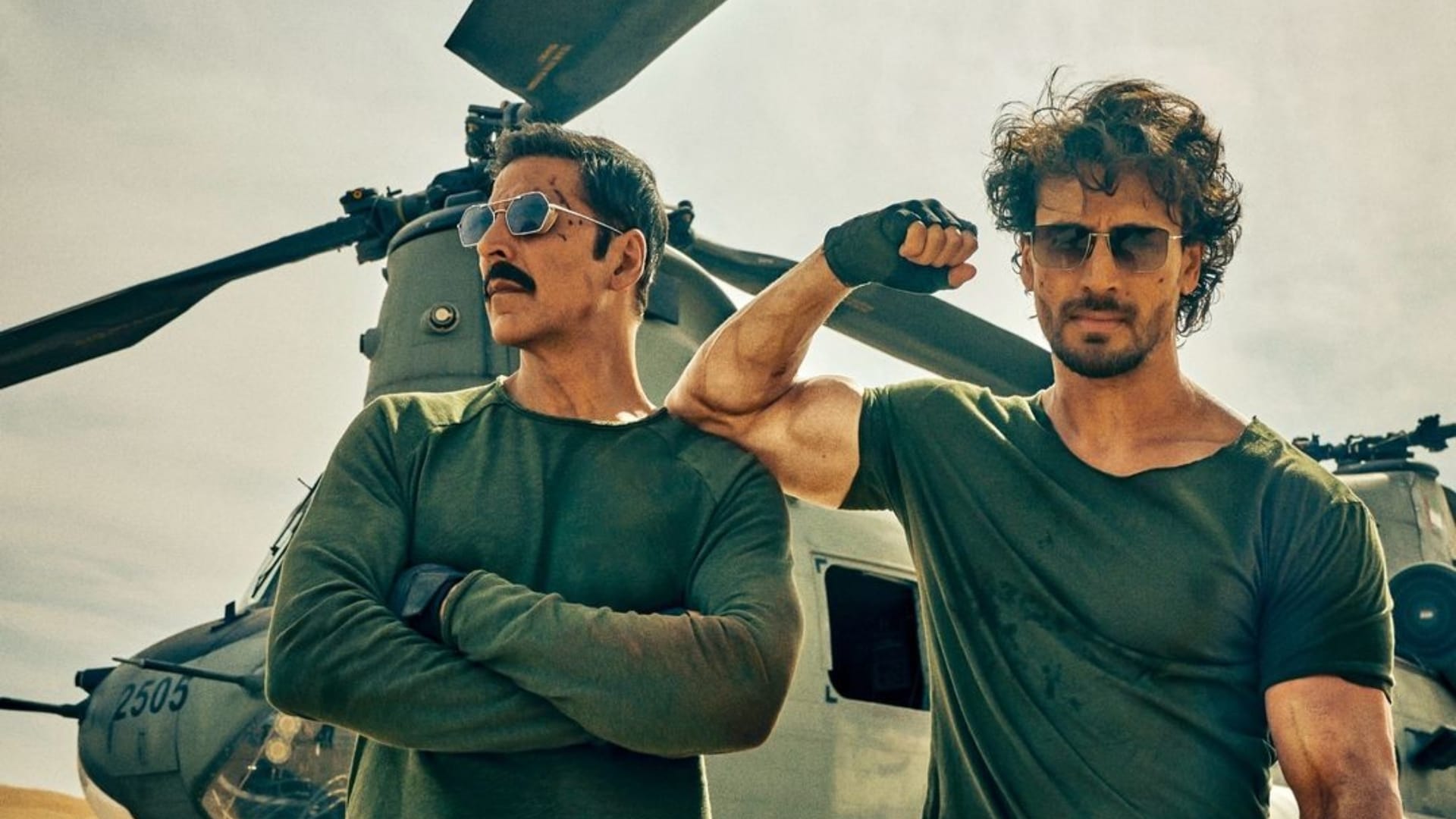 Bade Miyaan Chote Miyaan stars Akshay Kumar Tiger Shroff made a surprise appearance at Vishal Mishra concert