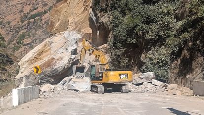 Joshimath: पहाड़ी से गिरे भारी भरकम बोल्डर, बदरीनाथ हाईवे विष्णु प्रयाग में बंद, दोनों ओर लगी वाहनों की कतार Badrinath National Highway closed near Boulder near Vishnuprayag Joshimath Uttarakhand news in hindi