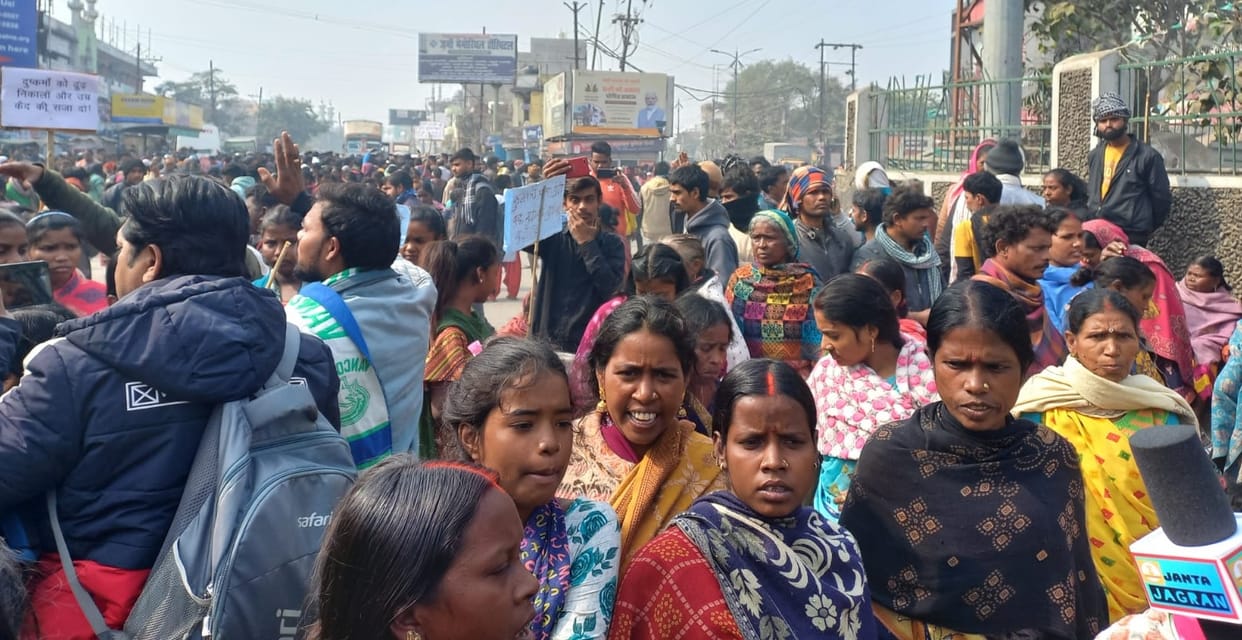 Bihar News: Uproar against gangrape of two innocent people in Patna, protest on road; Demand to hang culprits