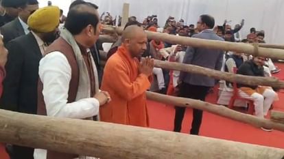 Shahjahanpur: दिवगंत विधायक के गांव पहुंचे सीएम योगी, पुष्प अर्पित कर दी श्रद्धांजलि, परिजनों को बंधाया ढाढ़स CM Yogi Adityanath paid floral tribute to the late MLA Manvendra Singh in Shahjahanpur