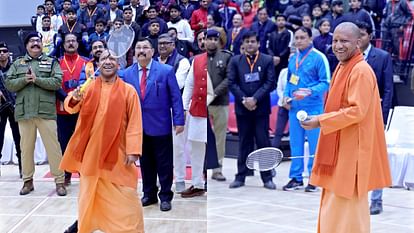 बरेली को इनडोर स्टेडियम की सौगात: बैडमिंटन कोर्ट में उतरे सीएम योगी, वित्तमंत्री के साथ आजमाएं हाथ; तस्वीरें cm yogi adityanath played badminton with the finance minister suresh khanna in the indoor stadium bareilly