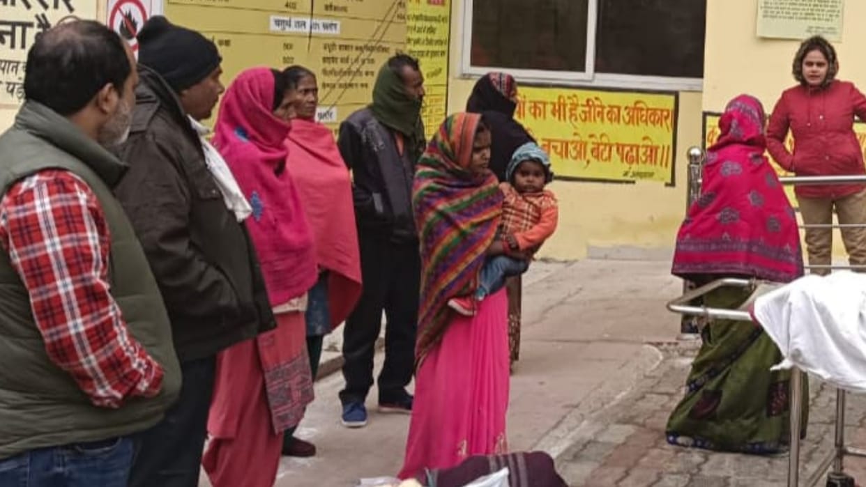 A pregnent lady died in hospital because of carelessness in Gonda.