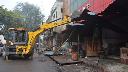 Aligarh: स्टेशन तिराहे पर चली जेसीबी, ढाया अतिक्रमण, भवन स्वामियों ने मजदूर लगाकर ध्वस्त किया निर्माण JCB runs at Aligarh station tiraha