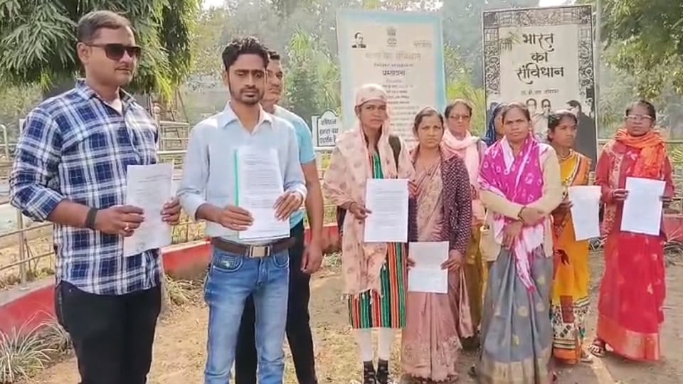Naxal victim families appealed to the collector to provide facilities under the rehabilitation policy in Rajna