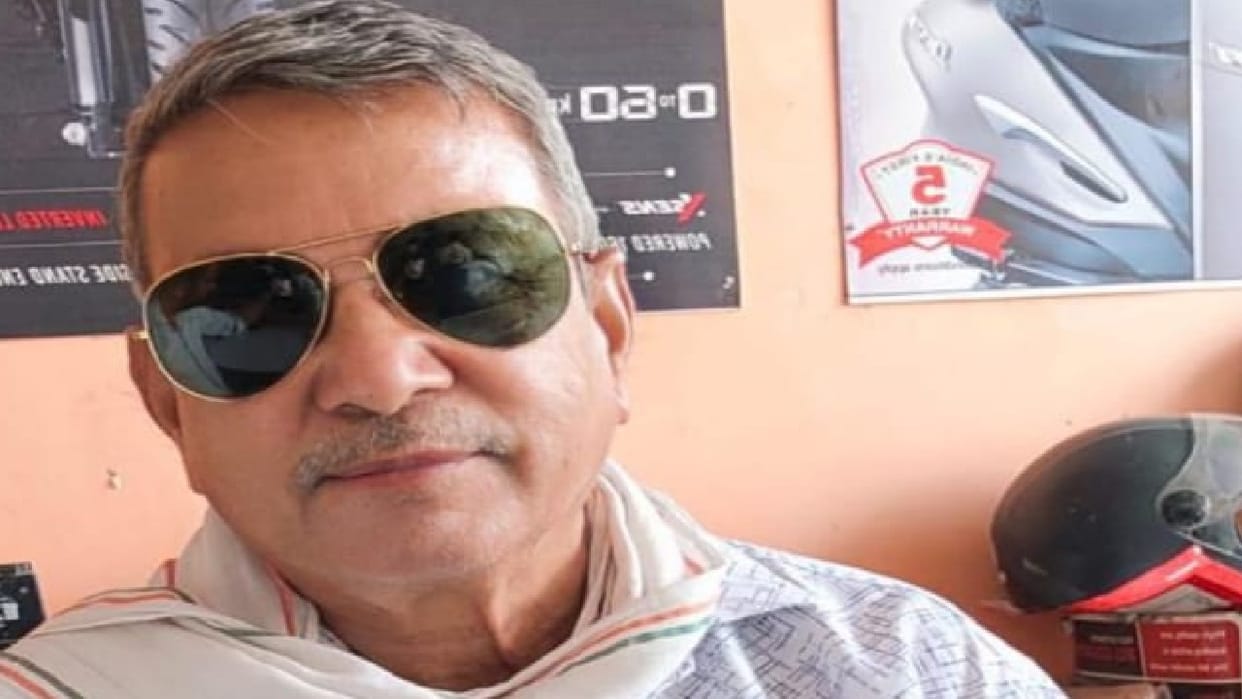 karsevak rakesh kumar said that Ashok Singhal was injured by the police baton in ayodhya