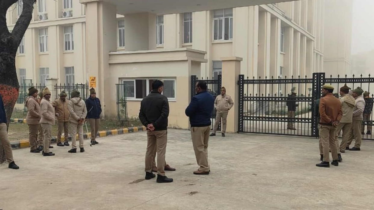 Medical students attacked and vandalized during emergency