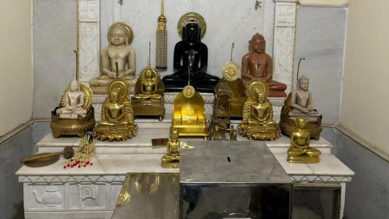 Damoh News Theft worth lakhs in two Jain temples in Tezgarh