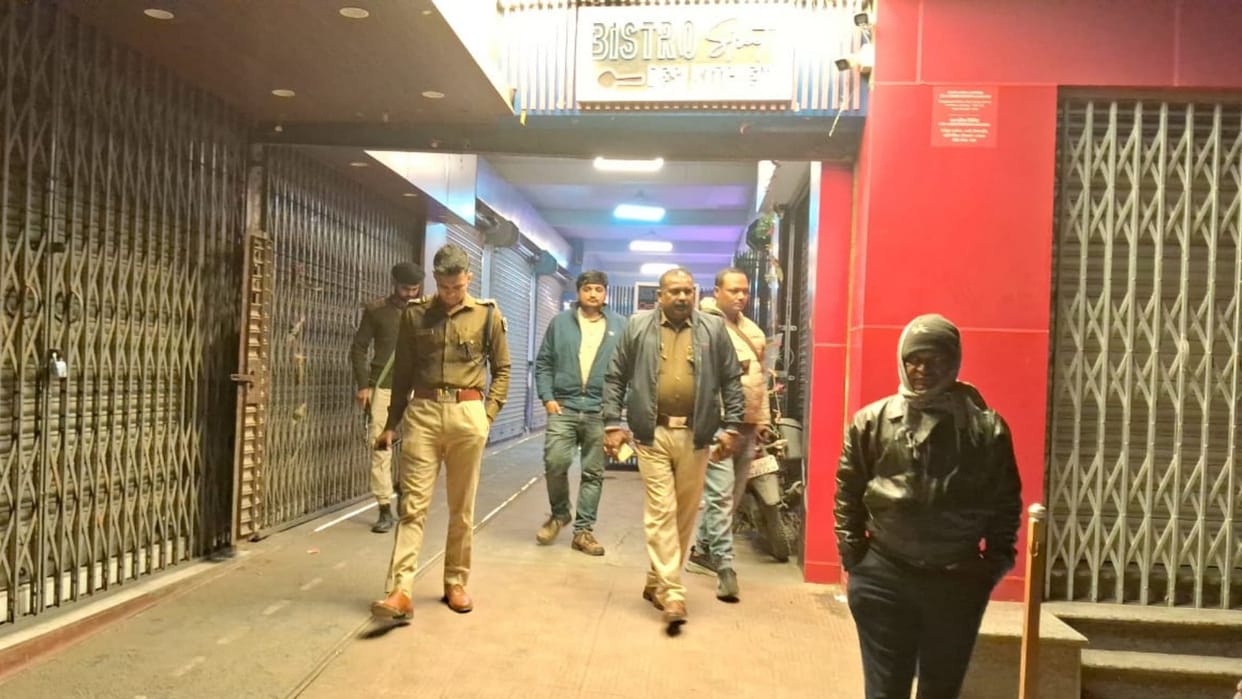 Muzaffarpur: A couple posing as husband and wife took a room in hotel, then young man shot girl and ran away
