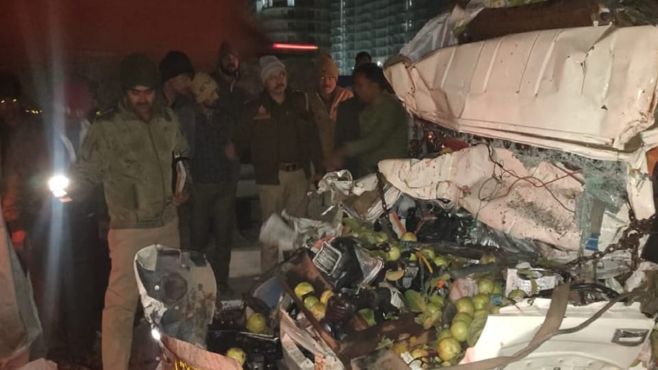 Pickup collides with damaged highway parked on Eastern Peripheral Expressway and two people dead
