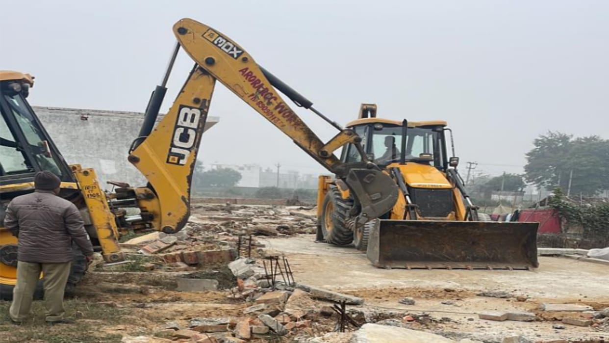 Meda team demolished 10 illegal colonies in Kankar Khera of Meerut