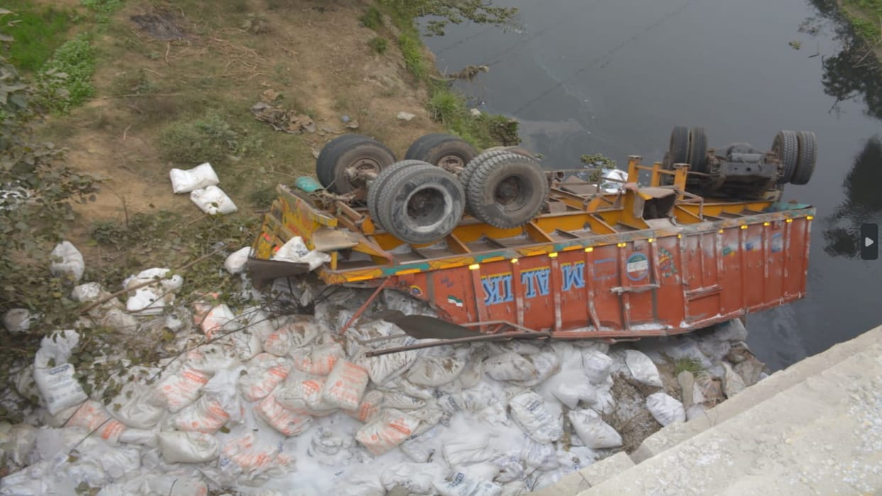 A truck went fell into 30 feet deep river and driver died in Shamli