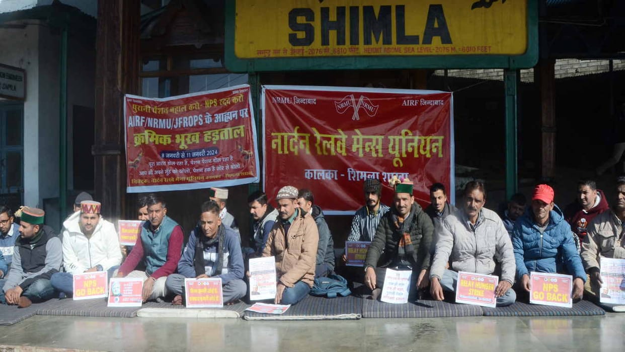 Employees demonstrated for OPS at Kalka-Shimla railway station
