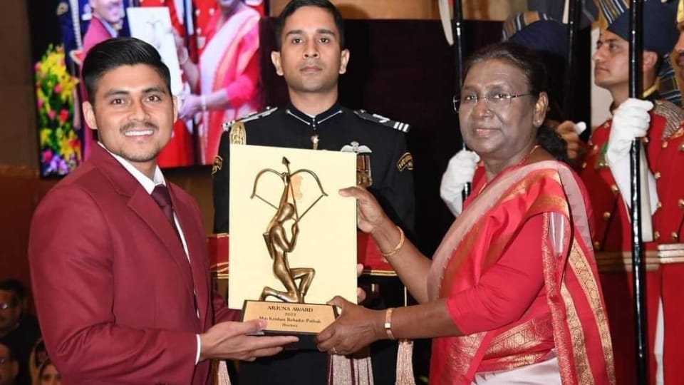 Hockey Player Krishna B Pathak honored with Arjuna Award by President Draupadi Murmu in Delhi