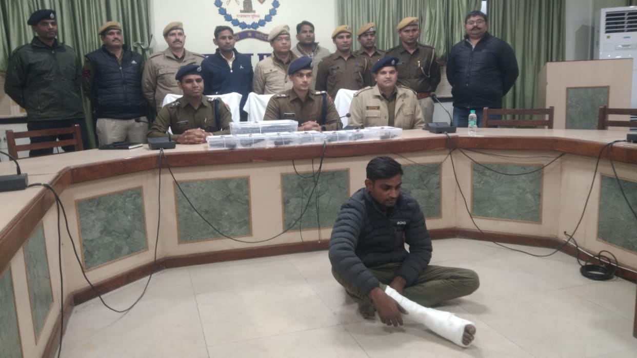 Bharatpur News Smuggler arrested with cache of weapons
