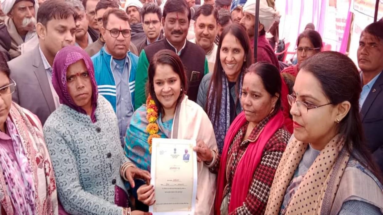 Dausa News District in-charge secretary and collector interacted with the beneficiaries