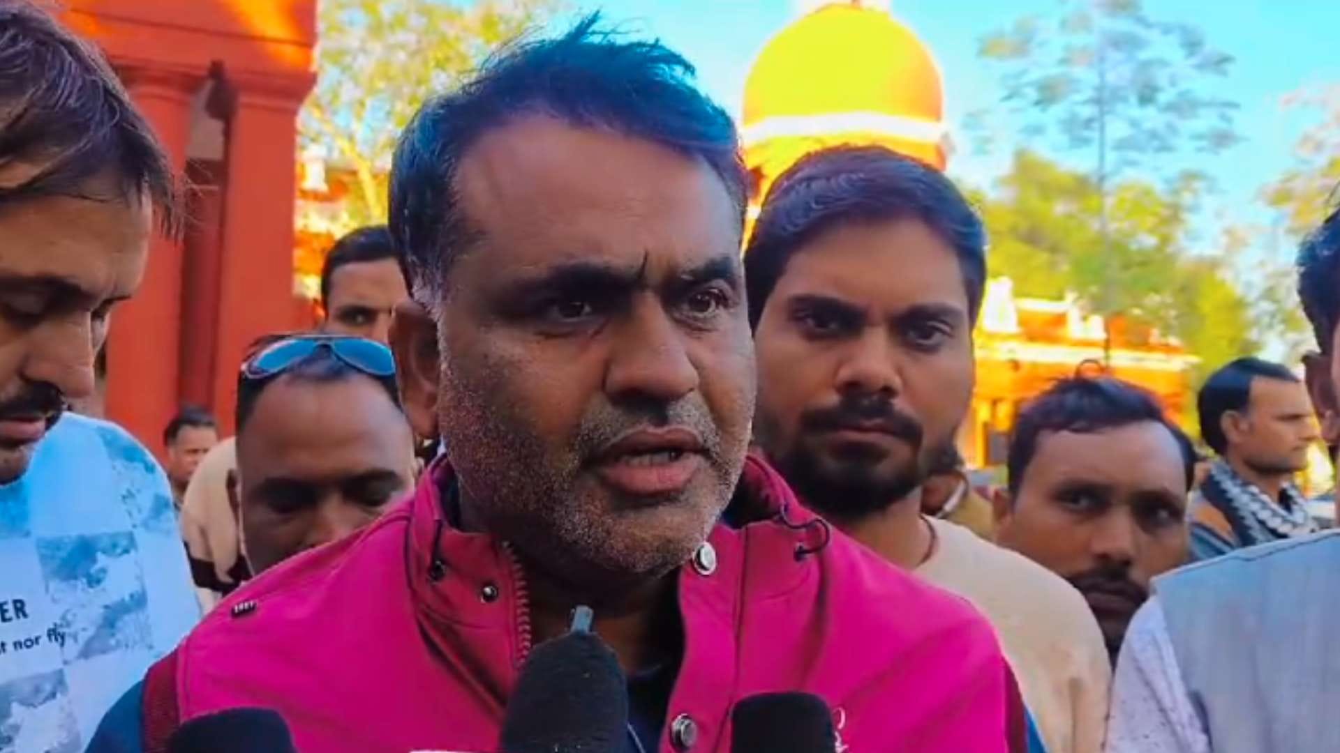 शिवपुरी घटना की जानकारी देते रोजगार सहायक