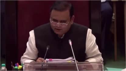 विधायकों की अयोग्यता पर फैसला सुनाते हुए विधानसभा स्पीकर राहुल नार्वेकर।