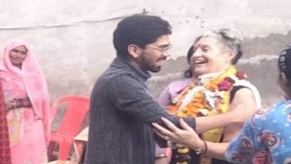मुंह बोले बेटे के लिए सात समंदर पार कर आगरा पहुंची विदेशी महिला