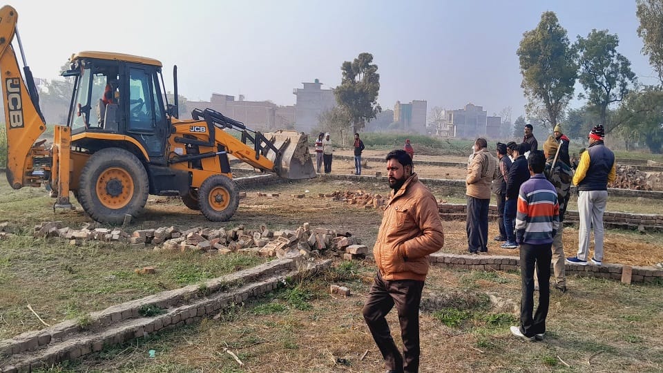Bulldozer run on illegal encroachment on Banke Bihari temple land in Mainpuri two bighas of land freed