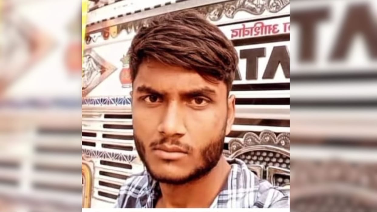 young man died and friend injured in road accident in azamgarh
