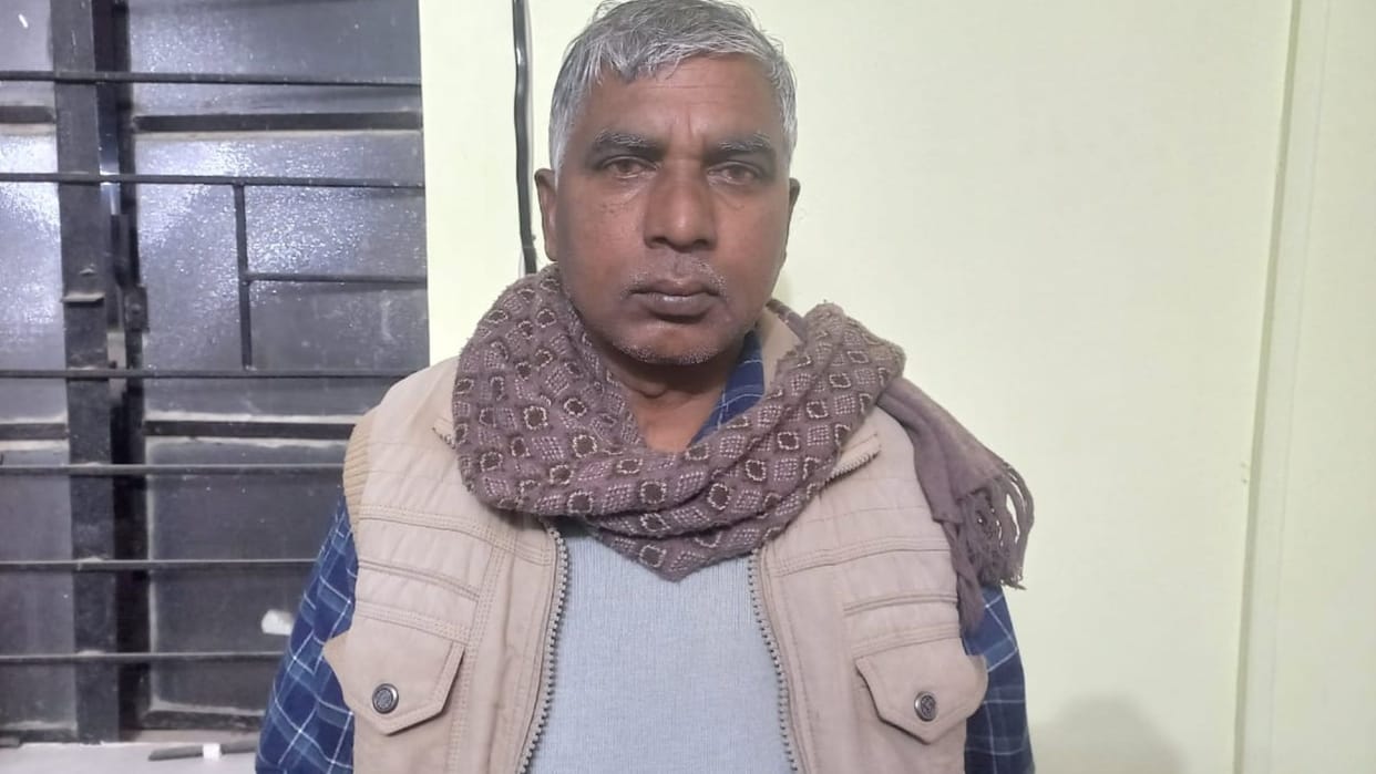 Anti corruption team arrested accountant taking bribe in Bhadohi