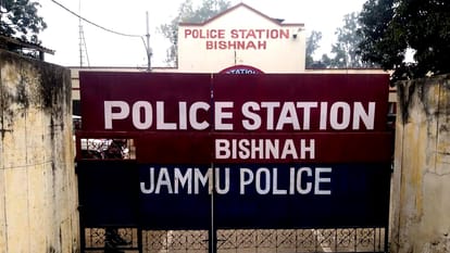 जम्मू: मवेशी तस्कर को पकड़ने गई पुलिस टीम पर पथराव, एक कर्मी घायल, आरोपी फरार jammu bishnah news: Stone pelting on Police during raid on Bovine Smuggler house in Bishnah