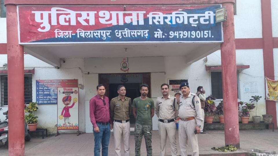 woman and other people beat policeman fiercely in bilaspur