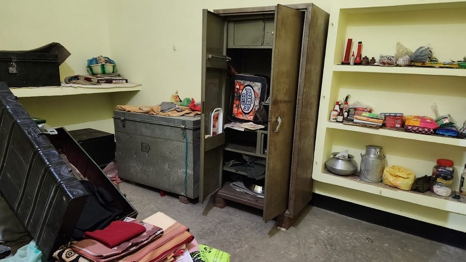 Cash and jewelery worth lakhs stolen from BSF Inspector house