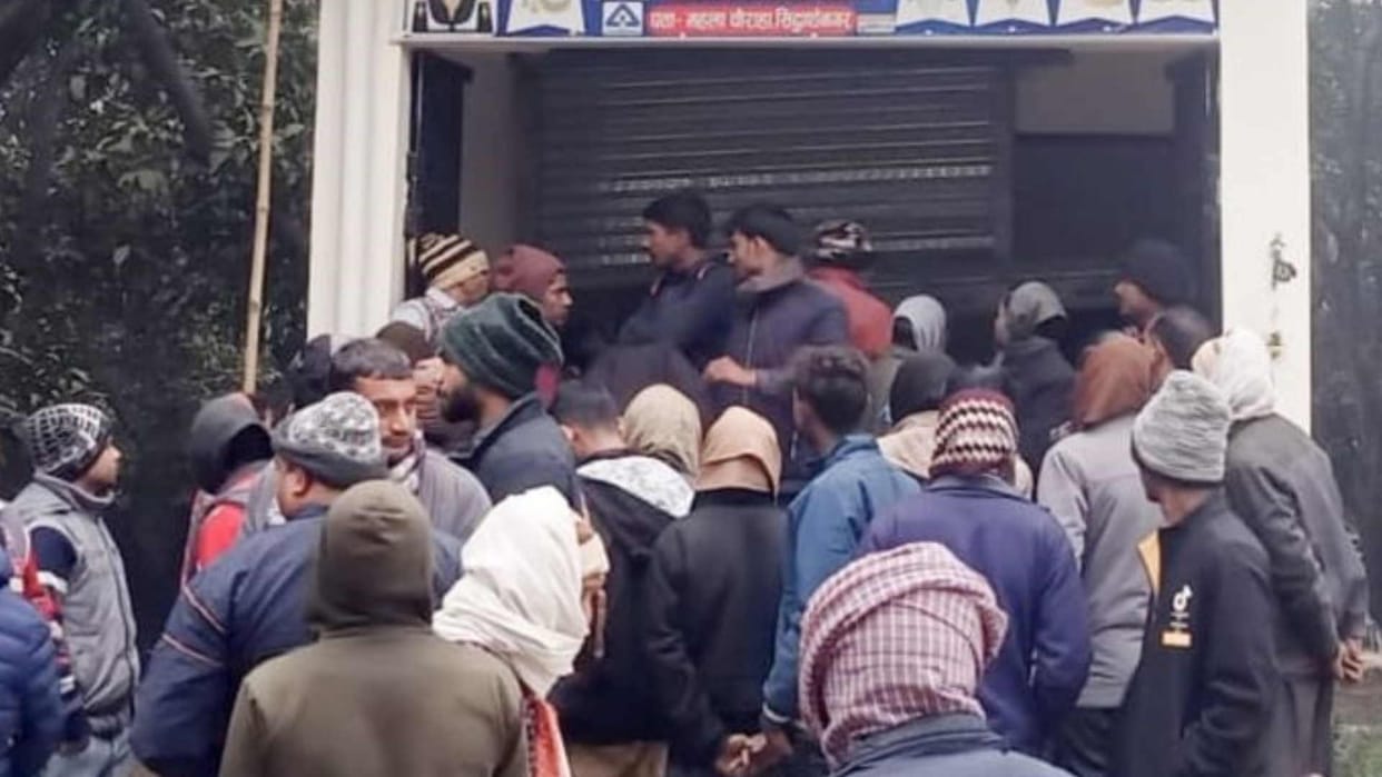 Thieves broke shutter lock and stole jewelery worth lakhs from shop