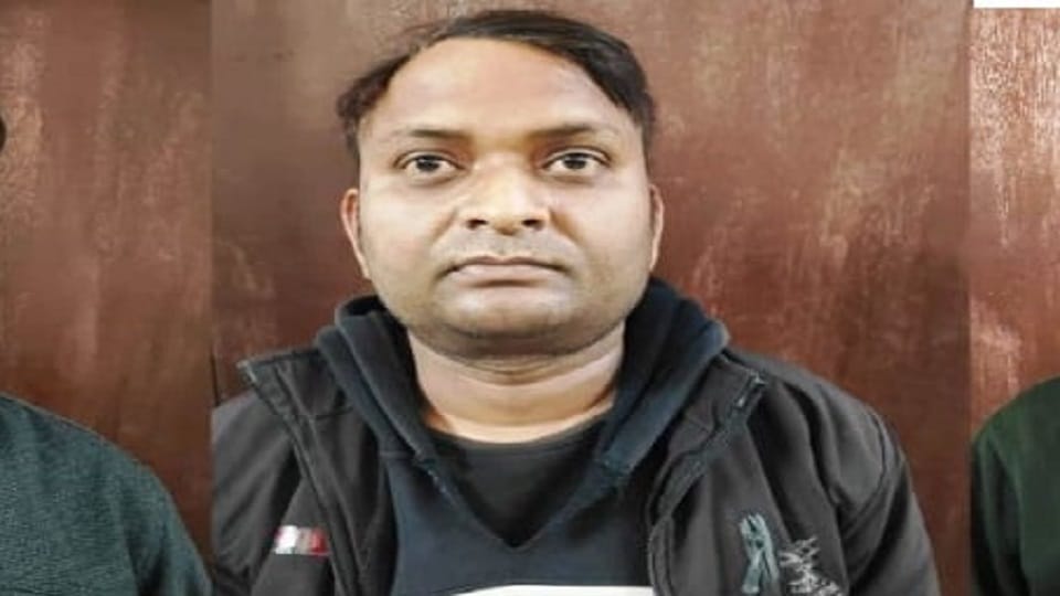 Fake marksheet gang Class IV employee of Agra University arrested posted in controller of examination office